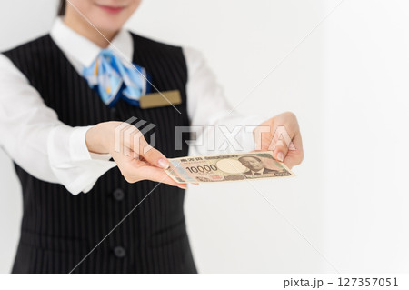 お金を持つ女性 手元 お金を持つ女性 手元 127357051