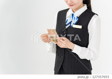 お金を数える女性 手元 お金を数える女性 手元 127357055