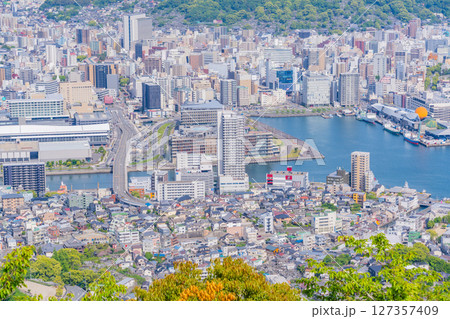 （長崎県）稲佐山山頂展望台から見る長崎駅前の街並み 127357409