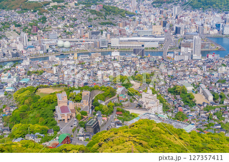 （長崎県）稲佐山山頂展望台から見る長崎駅前の街並み 127357411