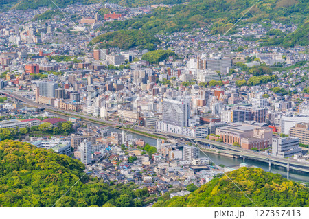 （長崎県）稲佐山山頂展望台から見る長崎駅前の街並み 127357413