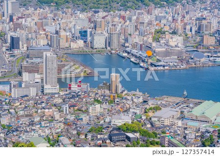 （長崎県）稲佐山山頂展望台から見る長崎の街並み 127357414