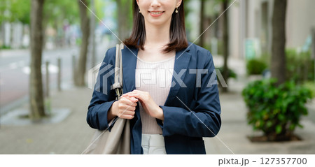 通勤するビジネスウーマン 127357700
