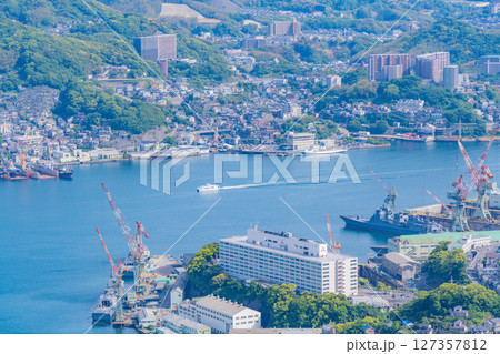 （長崎県）長崎港　行き交う船 127357812