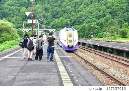 JR北海道、石勝線の新夕張駅から新得駅までの風景(2023年夏) JR北海道、石勝線の新夕張駅から新得駅までの風景(2023年夏) 127357916