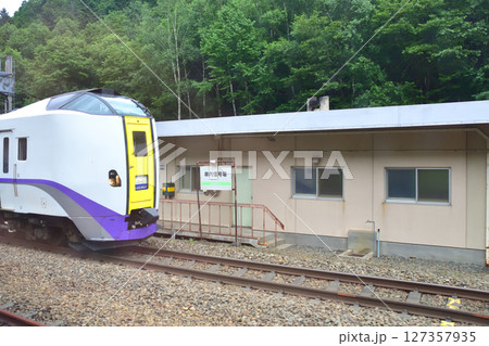 JR北海道、石勝線の新夕張駅から新得駅までの風景(2023年夏) 127357935