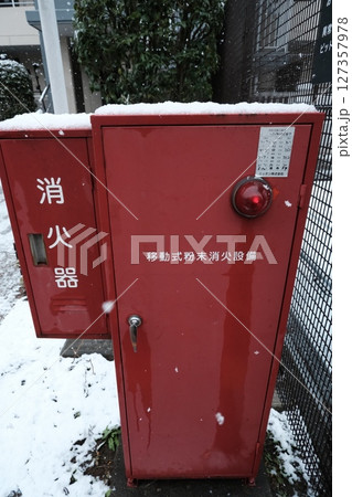 雪の日の赤い消火器ボックス（防災・安全・冬・日本の街角） 127357978
