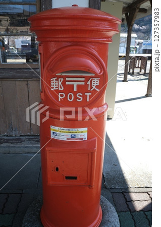 昭和レトロな赤い丸型郵便ポスト(日本の風景・街角・伝統) 昭和レトロな赤い丸型郵便ポスト(日本の風景・街角・伝統) 127357983