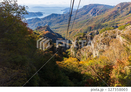 秋の小豆島　紅葉の寒霞渓　ロープウェイからの眺望 127358003