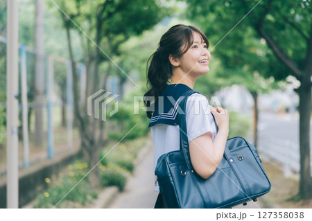 通学中の夏服の女子高生 127358038