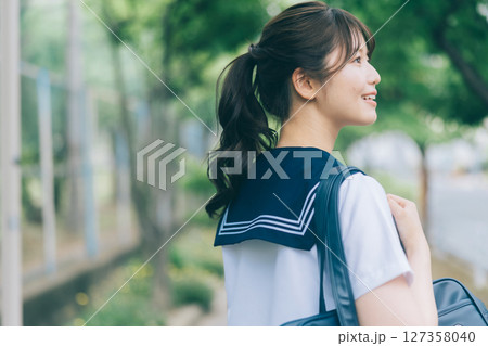 通学中の夏服の女子高生 127358040