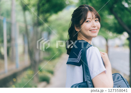 通学中の夏服の女子高生 127358041
