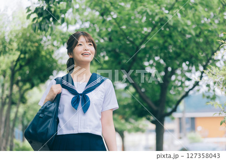 通学中の夏服の女子高生 127358043