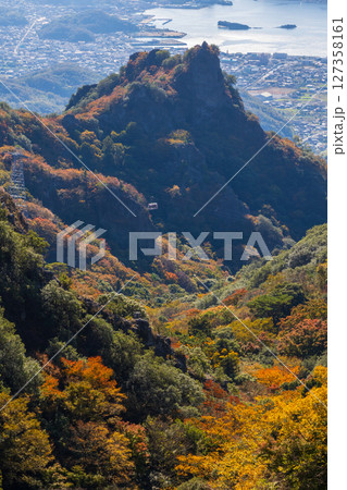 秋の小豆島　紅葉の寒霞渓　表十二景登山道からの眺望 127358161