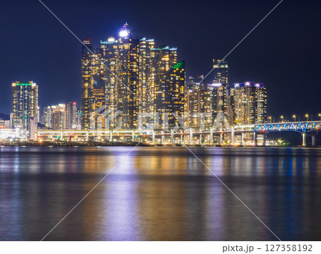 釜山　ザ・ベイ101の高層ビルと広安大橋 127358192