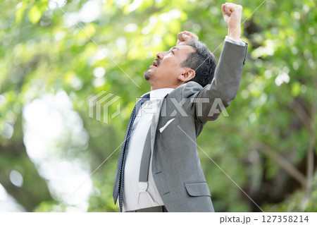 ビジネスマン ポートレート 新緑 伸び ビジネスマン ポートレート 新緑 伸び 127358214