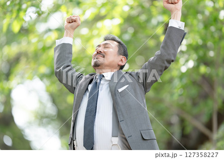 ビジネスマン　ポートレート　新緑　伸び 127358227