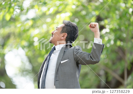 ビジネスマン　ポートレート　新緑　伸び 127358229