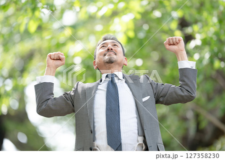 ビジネスマン　ポートレート　新緑　伸び 127358230