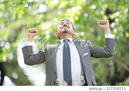 ビジネスマン　ポートレート　新緑　伸び 127358231