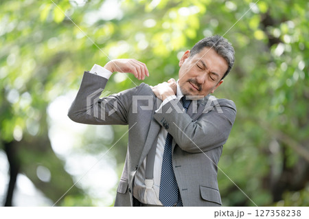 ビジネスマン ポートレート 新緑 肩こり ビジネスマン ポートレート 新緑 肩こり 127358238