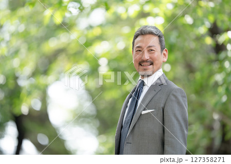 ビジネスマン　ポートレート　新緑　 127358271