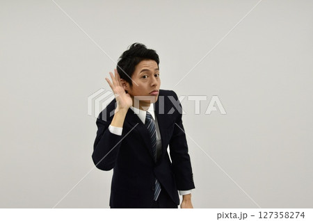 耳を傾ける男性 耳を傾ける男性 127358274