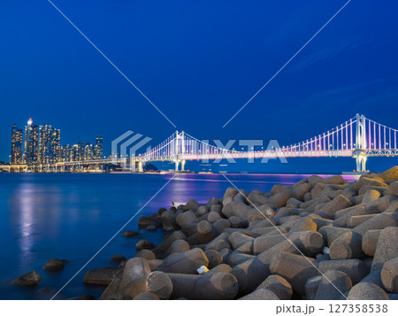 釜山　ライトアップされた広安大橋とザ・ベイ101の高層ビル 127358538