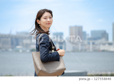 笑顔の女性　ビジネスウーマン 127358640