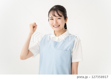 エプロンの若い女性　ガッツポーズ 127358917