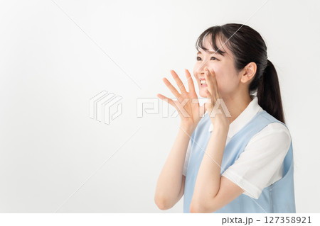 エプロンの若い女性 声援 エプロンの若い女性 声援 127358921