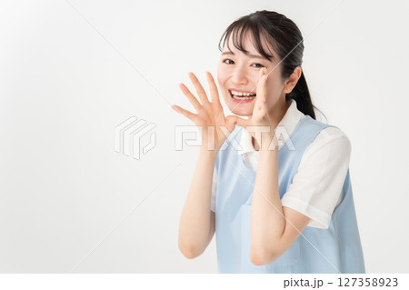 エプロンの若い女性 声援 エプロンの若い女性 声援 127358923
