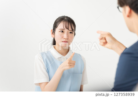 エプロンの若い女性　クレーム 127358939