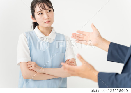 エプロンの若い女性 クレーム エプロンの若い女性 クレーム 127358940