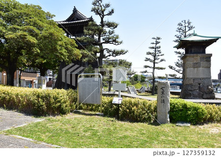 名古屋市熱田区　宮の渡し公園（七里の渡し跡）の熱田湊常夜灯と七里の渡し石柱と観光案内板 127359132