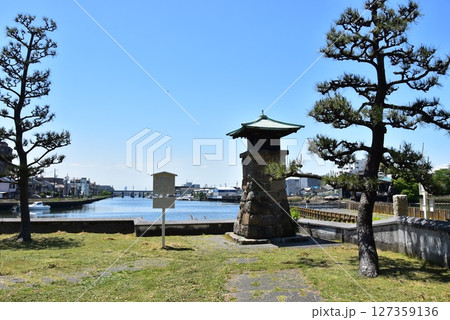 名古屋市熱田区　宮の渡し公園（七里の渡し跡）の熱田湊常夜灯と観光案内板 127359136