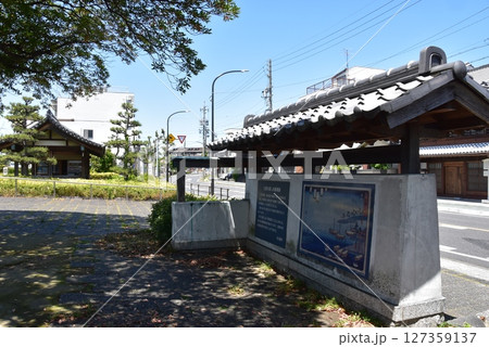 名古屋市熱田区　宮の渡し公園（七里の渡し跡）散策路と観光案内板 127359137