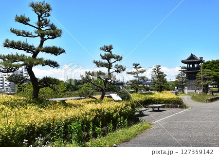 名古屋市熱田区 宮の渡し公園(七里の渡し跡)の散策路と時の鐘 名古屋市熱田区 宮の渡し公園(七里の渡し跡)の散策路と時の鐘 127359142