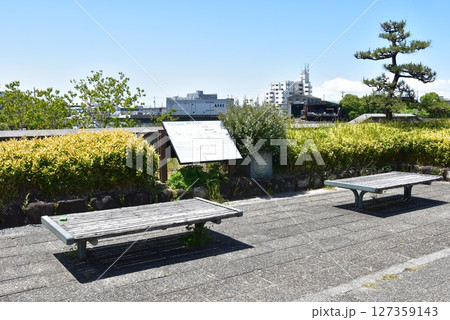 名古屋市熱田区　宮の渡し公園（七里の渡し跡）の観光案内板と休憩スペース 127359143