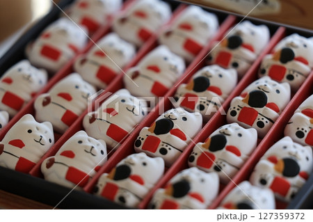 静岡県磐田市-見付天神で販売される招き猫のおみくじ 127359372