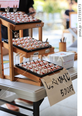 静岡県磐田市-見付天神で販売される招き猫のおみくじ 127359373