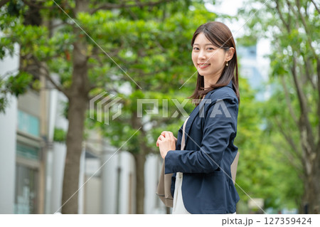 ジャケットを着た若い女性 127359424