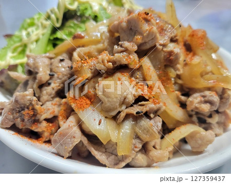 豪快に盛られた焼き肉 127359437