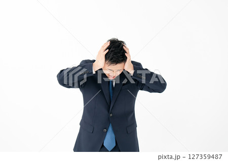 若い男性　ビジネス　頭を抱える 127359487