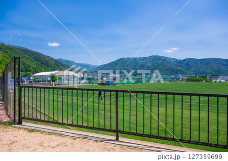 フェンス越しに見るサッカー場　松本市 127359699