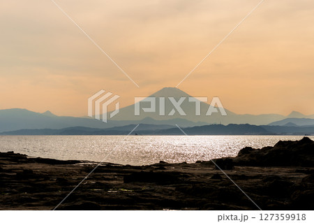 富士のシルエットが見える磯、稚児ケ淵、江の島、江ノ島 127359918