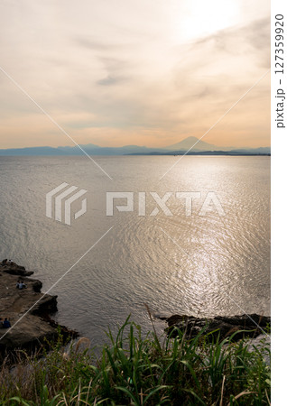 富士のシルエットが見える磯、稚児ケ淵、江の島、江ノ島 127359920