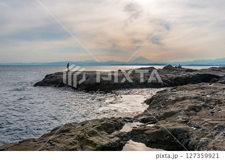 富士のシルエットが見える磯、稚児ケ淵、江の島、江ノ島 富士のシルエットが見える磯、稚児ケ淵、江の島、江ノ島 127359921