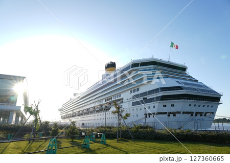 金沢港から出航する豪華客船 コスタ・セレーナ 127360665