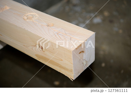 住宅建材に加工された木材 127361111